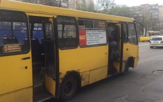 В Киеве маршрутка едва не покалечила ребенка