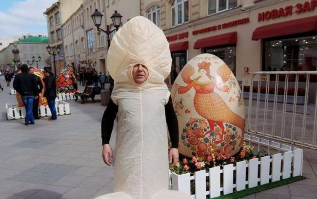 Российский журналист прогулялся по Москве в костюме пениса