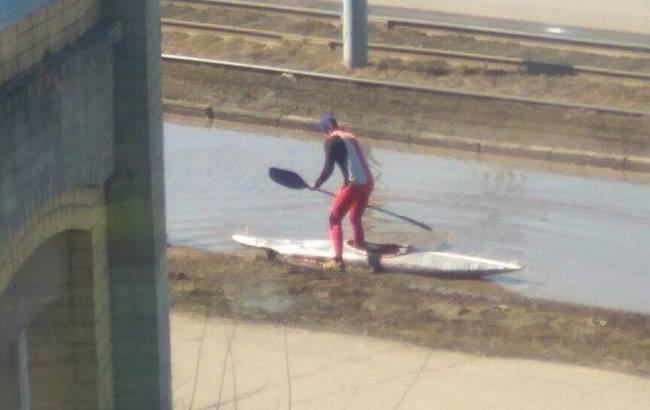 Житель России "прокатился" по огромной луже на байдарке