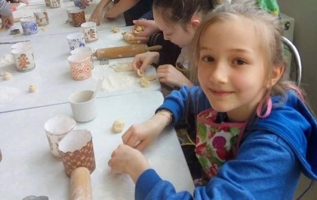 Киевские школьники испекли паски для раненых бойцов АТО