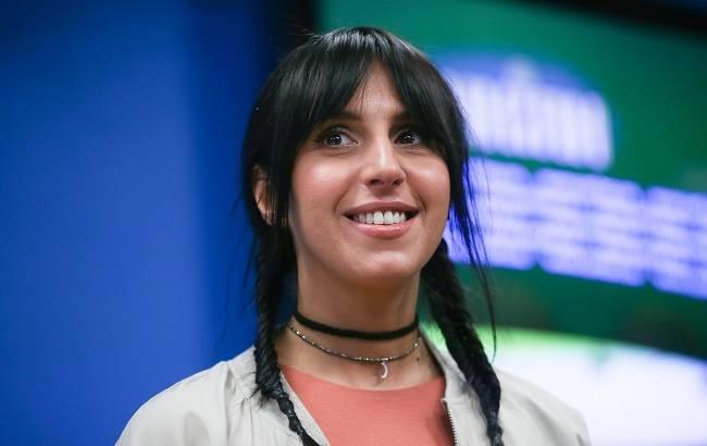 Джамала похвасталась роскошной фигурой в облегающем дениме