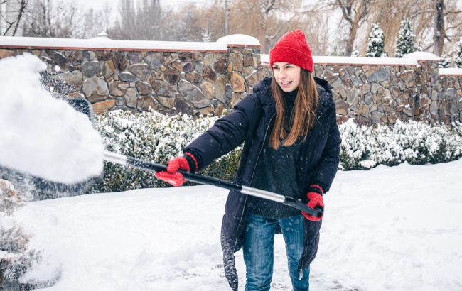 Как убрать снег быстро и без вреда для здоровья: 4 важных правила