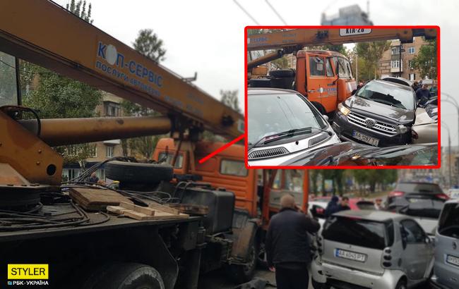 Страйк из машин: в центре Киева кран врезался в вереницу авто (фото, видео)