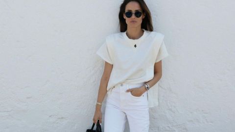 Просто і ефектно: стиліст показала три кращих луки із білою футболкою-оверсайз