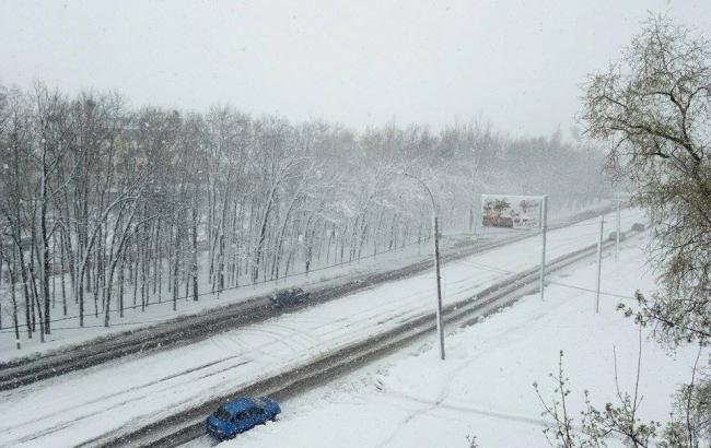 Негода в Україні: у 5 областях спостерігається ускладнення руху на дорогах