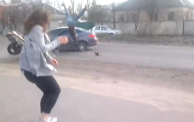 Танцующие на тротуаре девушки случайно засняли жуткую аварию автомобиля и мотоциклиста