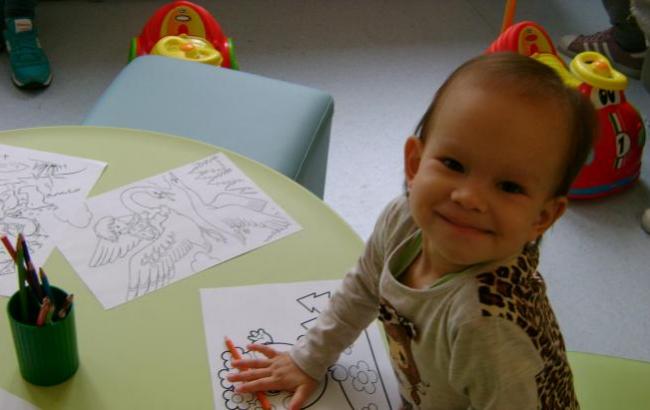 Маленькая девочка Марго нуждается в операции на глазах