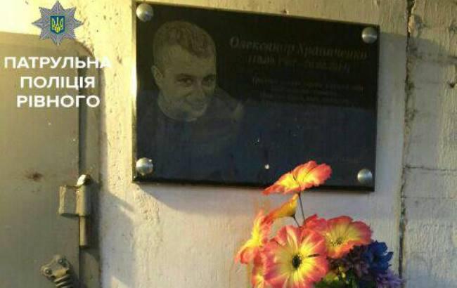 В Ровно задержали пенсионера, который забросал яйцами мемориал Героя Небесной сотни