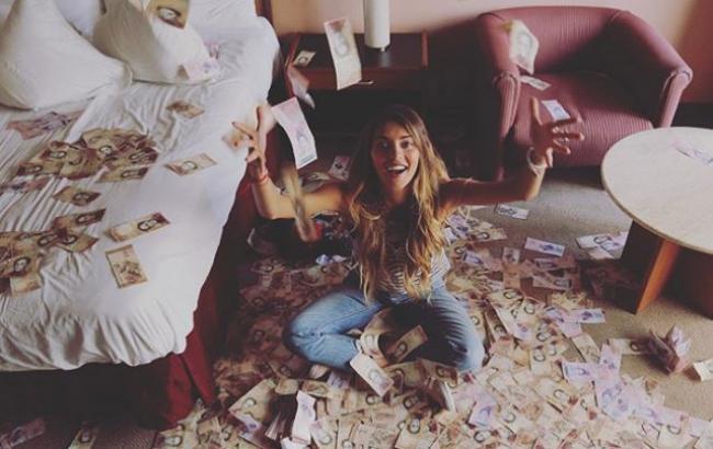 Регина Тодоренко похвасталась в сети "денежным дождем"