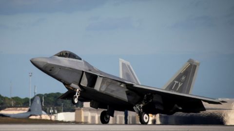 У США поблизу авіабази розбився винищувач F-22