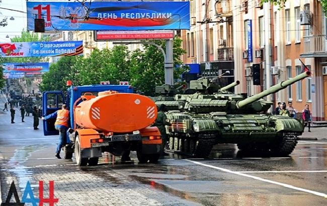 "Впаривает вату": украинское СМИ транслирует парад военной техники в "ДНР"