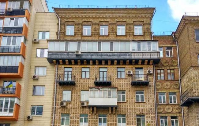 У мережі обговорюють величезний засклений балкон на історичній будівлі в Києві