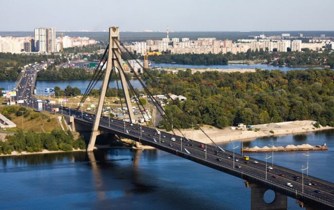Движение транспорта на Московском мосту в Киеве частично ограничат 25-26 мая