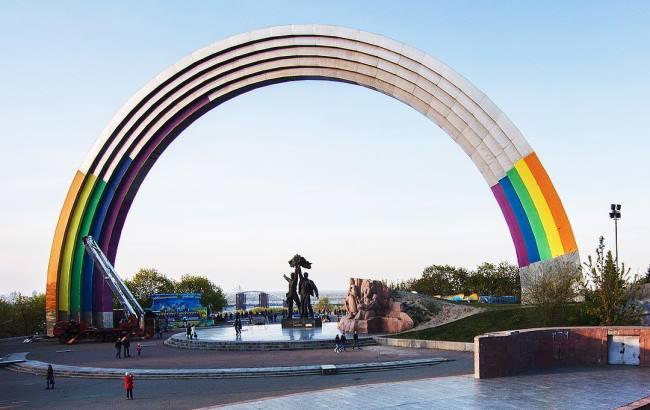 В Киеве из-за критики приостановили раскрашивание Арки Дружбы народов в цвета радуги
