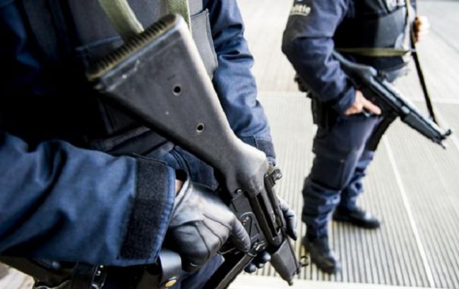 В Бельгии в авто, водитель которого пытался въехать в толпу, нашли оружие и неизвестную жидкость