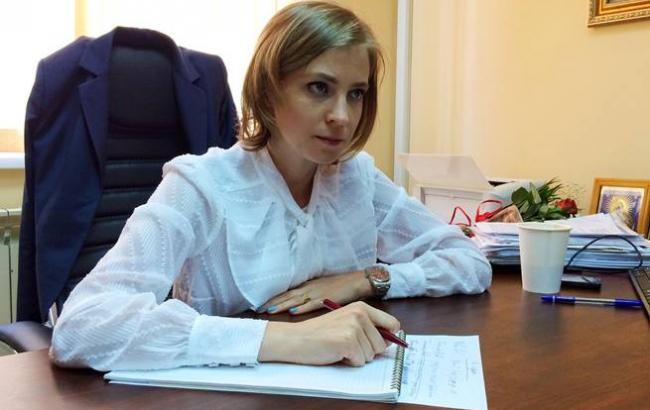 Екс-прокурор Криму Поклонська заманює туристів фотографією з дельфінами