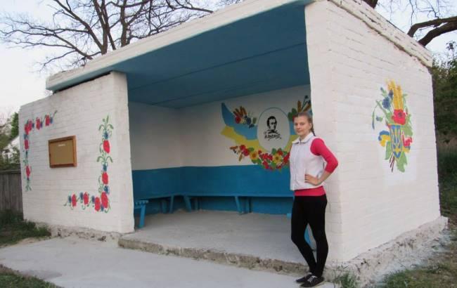 Школярка з Черкаської області відреставрувала та розписала дві зупинки (фото)