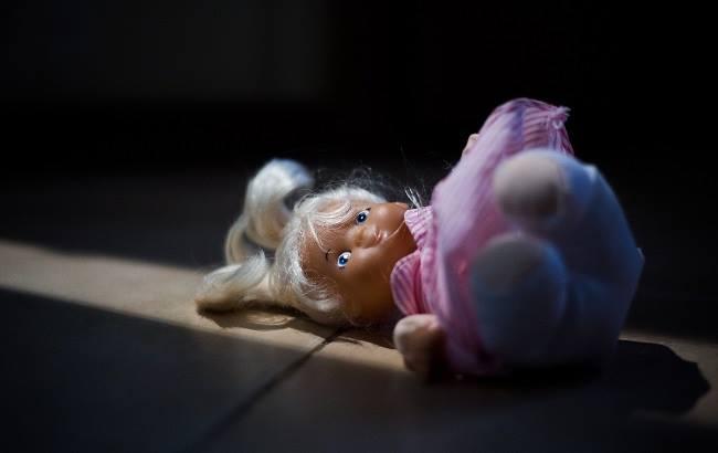 В Запорожье горе-родители уснули прямо на улице, оставив младенца лежать на асфальте