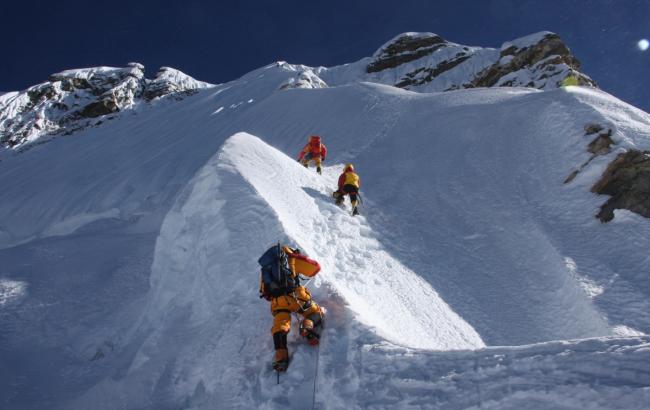 При сходженні на Еверест три альпіністи загинули і один пропав безвісті