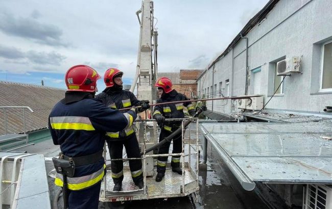 На місці пожежі у Вінниці є загиблий, вогонь перекинувся на склади