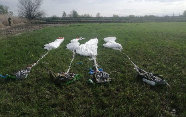 Біля кордону з РФ українські правоохоронці виявили чотири парашути