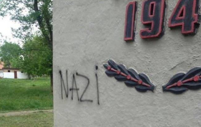 Під Харковом здійснили наругу над дошкою воїнам Донбасу і пам'ятником жертвам війни