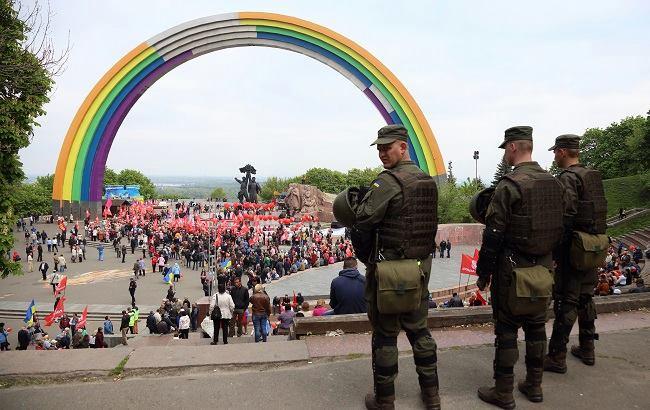 Арку Дружбы народов закончат украшать украинским орнаментом
