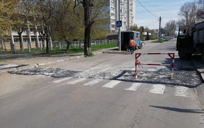 В Бердянске грузовик коммунальщиков ехал на вызов и провалился под асфальт (фото)