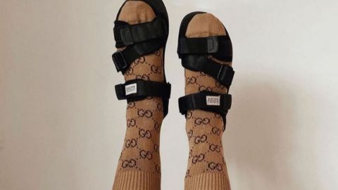 Тапочки с носками: стилист рассказала о популярном ugly-тренде лета 2021