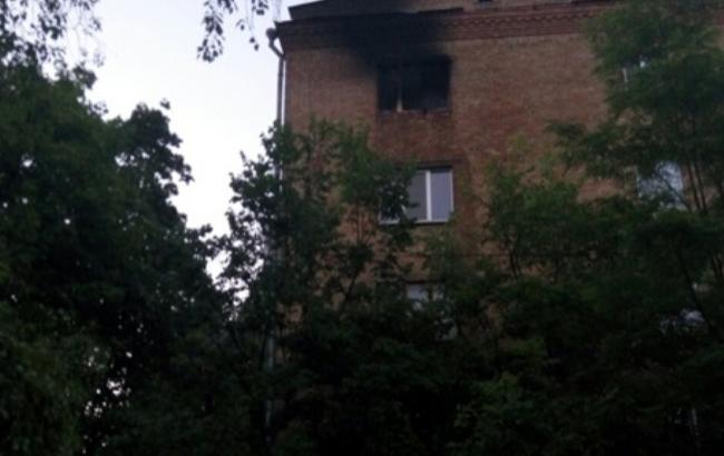 В Киеве пожарные два часа тушили загоревшийся дом