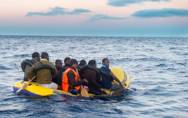 В Средиземном море перевернулся корабль с 650 мигрантами