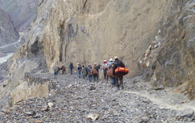 У Таджикистані авто співробітників швейцарського фонду зірвалося зі скелі, є жертви