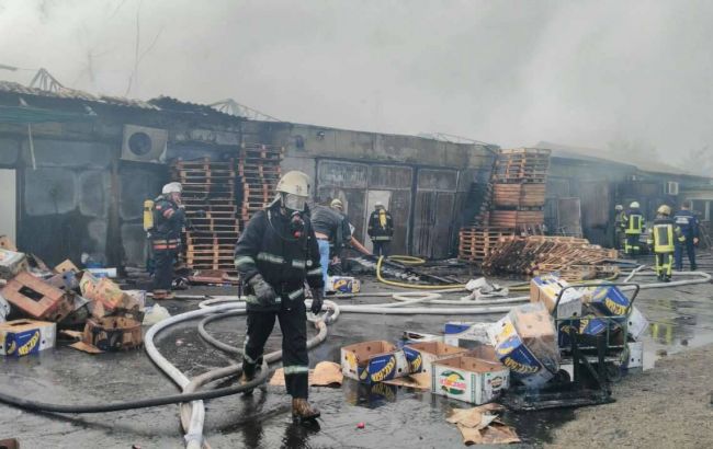 В Киеве потушили пожар на Дарницком рынке