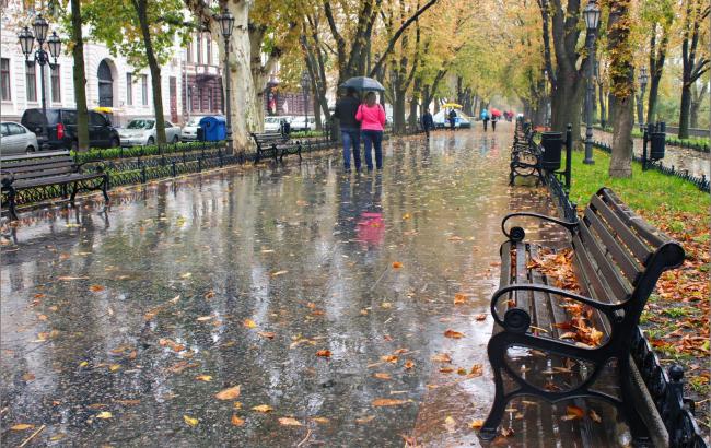 Сильный ветер и град оставили половину Одессы без света