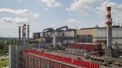 На крупном заводе в Беларуси началась забастовка, власти подгоняют автозаки