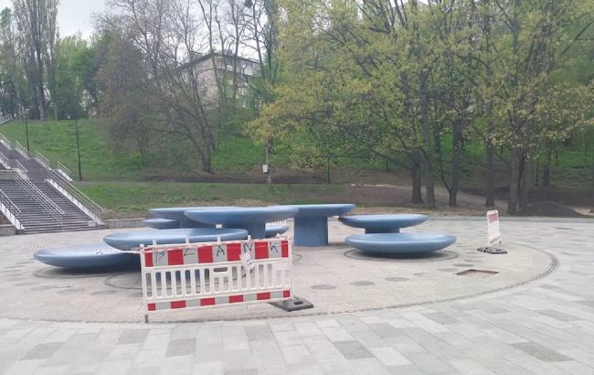 Ремонт за 10 мільйонів: у Києві руйнується новий фонтан, який навіть не підключили (фото)