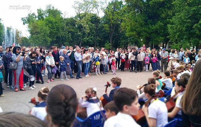 В Мариуполе сотни юных музыкантов призвали к миру (видео)