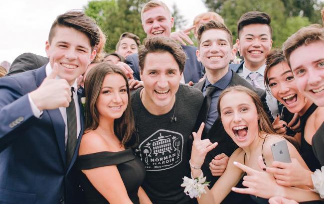 Прем'єр Канади Трюдо несподівано "увірвався" на випускний старшокласників