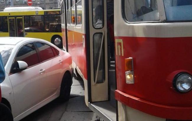 В Киеве "герой парковки" перекрыл движение трамваев