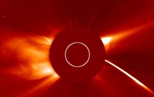 NASA показало, как Солнце разрывает комету