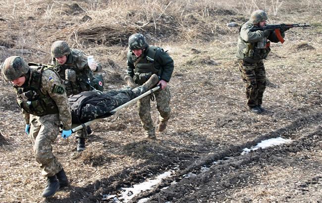 В зоне АТО погиб один украинский военный в районе Марьинки, - штаб