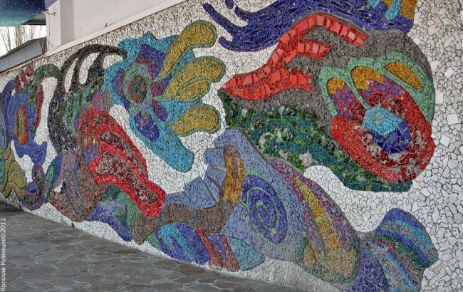 В Киеве владелец ресторана закрыл логотипом уникальную мозаику на памятнике архитектуры