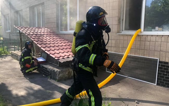 В Одесі в багатоповерхівці прогримів вибух і почалася пожежа: навіть вікна вилетіли (фото)