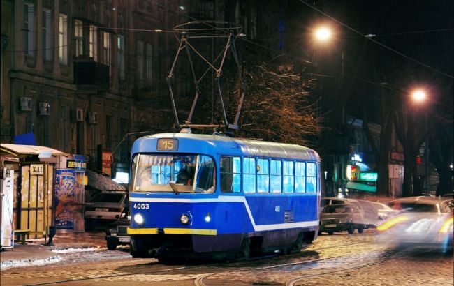 В Одессе банку из-под Nutella бросили в окно трамвая: пострадал пассажир (видео)
