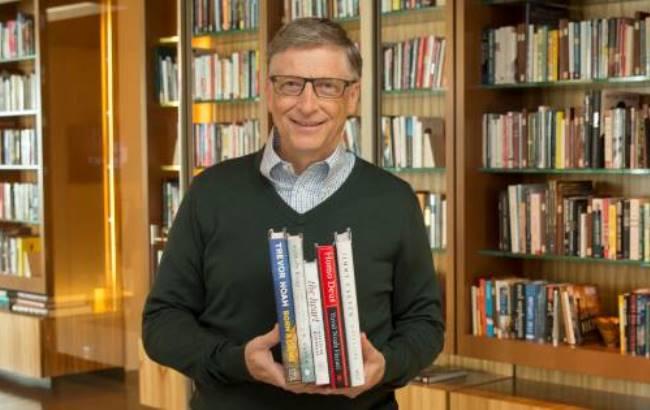 Білл Гейтс назвав 5 книг зі свого списку на літо