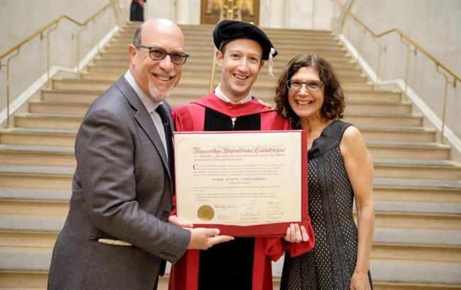 Цукерберг спустя 15 лет получил диплом Гарварда