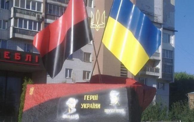 В Черкассах осквернили установленный памятник Бандере и Шухевичу