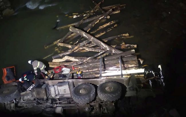 На Прикарпатті вантажівка впала в річку: є загиблі та травмований