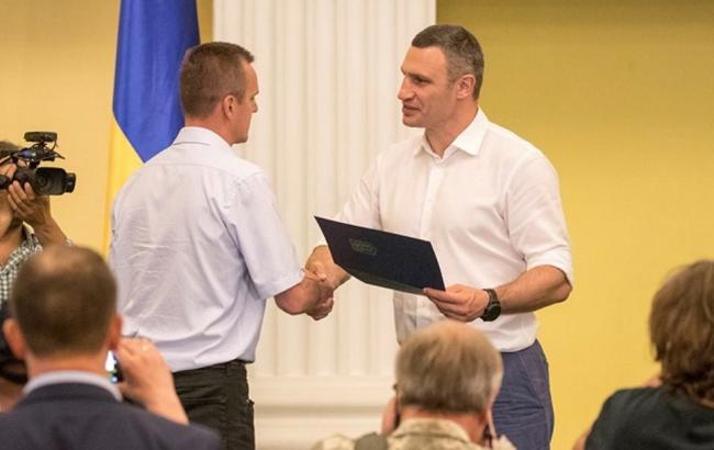 Кличко вручив 50 сертифікатів на квартири учасникам АТО