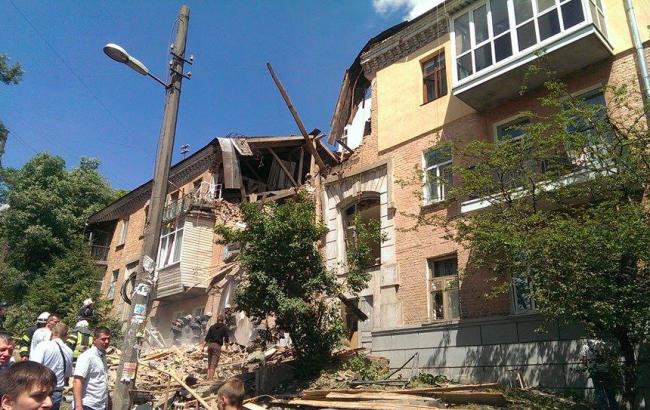 Вибух будинку в Києві: рятувальники дістали двох людей з-під завалів